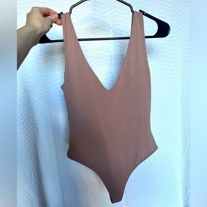 Aritzia Contour V Neck Body Suit (S) Color: Light Muave